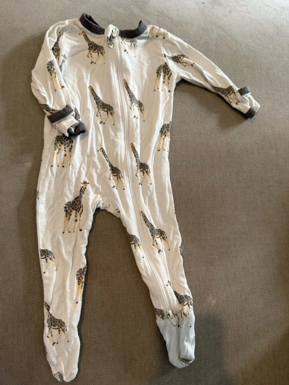 Kyte BABY White Giraffe-Print Zippered Footed Pajamas with Gray Trim